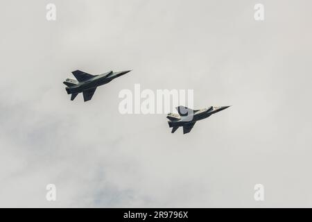 Zwei Flugzeuge, ein mig 31, fliegen gegen den bewölkten Himmel Stockfoto