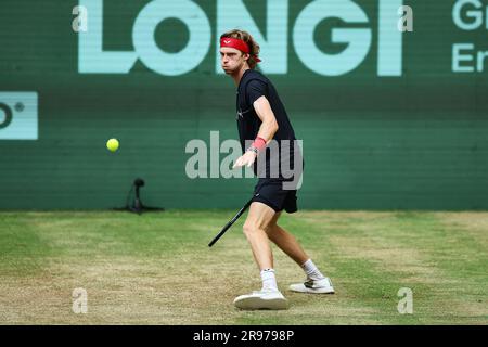 Halle, Westfalen, Deutschland. 24. Juni 2023. ANDREY RUBLEV in Aktion während der Terra Wortmann Open in der Owl Arena (Kreditbild: © Mathias Schulz/ZUMA Press Wire) NUR REDAKTIONELLE VERWENDUNG! Nicht für den kommerziellen GEBRAUCH! Stockfoto