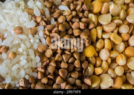 Hintergrundstruktur von rohem Buchweizen, Erbsen und Reis Stockfoto