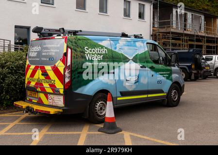 Tobermory, Isle of Mull, Schottland, Großbritannien, Europa. Juni 6 2023. Das Servicefahrzeug der schottischen Wassergesellschaft parkt am Hafen von Tobermory. Stockfoto