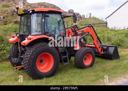 Isle of Iona, Western Isles, Schottland, Juni 6 2023. Ein roter Traktor und schnappen Sie sich einen neuen und gerade geliefert. Keine Fahrzeuge sind auf Iona erlaubt, es sei denn, Sie sind ein r Stockfoto