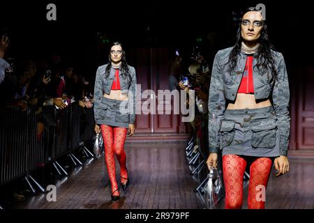 Paris, Frankreich. 24. Juni 2023. MARINE SERRE Spring Summer 2024 Runway während der Paris Fashion Week am 2023. Juni - Paris; Frankreich 24/06/2023 Gutschein: dpa/Alamy Live News Stockfoto