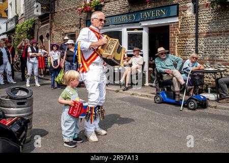 Morris Dancing Musiker treten auf dem Sussex Day of Dance Event in Lewes, East Sussex, Großbritannien, auf. Stockfoto