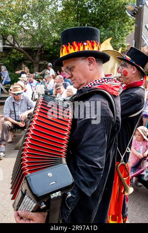 Morris Dancing Musiker treten auf dem Sussex Day of Dance Event in Lewes, East Sussex, Großbritannien, auf. Stockfoto