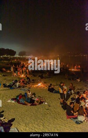 Cangas, Spanien. Juni 24. 2023. Tausende von Menschen feierten in galicien in der Nacht von San Juan mit Lagerfeuern an den Stränden, auf dem Foto der Strand von Rodeira in Cangas do Morrazo. Kredit: Xan Gasalla / Alamy Live News. Stockfoto