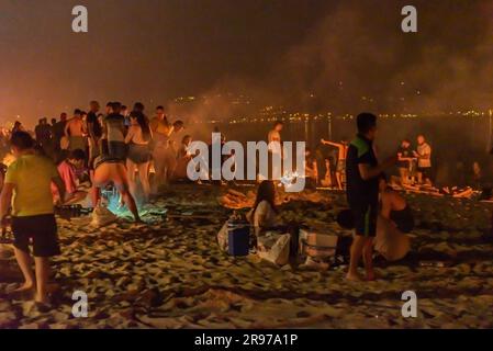 Cangas, Spanien. Juni 24. 2023. Tausende von Menschen feierten in galicien in der Nacht von San Juan mit Lagerfeuern an den Stränden, auf dem Foto der Strand von Rodeira in Cangas do Morrazo. Kredit: Xan Gasalla / Alamy Live News. Stockfoto