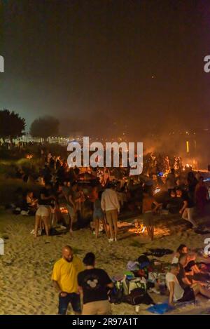 Cangas, Spanien. Juni 24. 2023. Tausende von Menschen feierten in galicien in der Nacht von San Juan mit Lagerfeuern an den Stränden, auf dem Foto der Strand von Rodeira in Cangas do Morrazo. Kredit: Xan Gasalla / Alamy Live News. Stockfoto