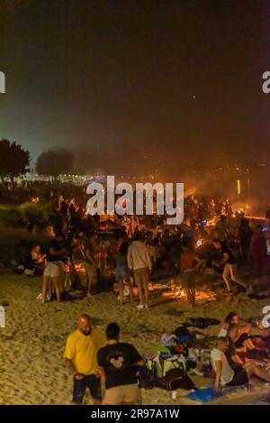 Cangas, Spanien. Juni 24. 2023. Tausende von Menschen feierten in galicien in der Nacht von San Juan mit Lagerfeuern an den Stränden, auf dem Foto der Strand von Rodeira in Cangas do Morrazo. Kredit: Xan Gasalla / Alamy Live News. Stockfoto