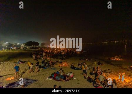 Cangas, Spanien. Juni 24. 2023. Tausende von Menschen feierten in galicien in der Nacht von San Juan mit Lagerfeuern an den Stränden, auf dem Foto der Strand von Rodeira in Cangas do Morrazo. Kredit: Xan Gasalla / Alamy Live News. Stockfoto