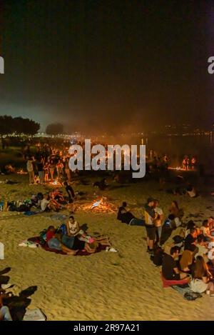 Cangas, Spanien. Juni 24. 2023. Tausende von Menschen feierten in galicien in der Nacht von San Juan mit Lagerfeuern an den Stränden, auf dem Foto der Strand von Rodeira in Cangas do Morrazo. Kredit: Xan Gasalla / Alamy Live News. Stockfoto