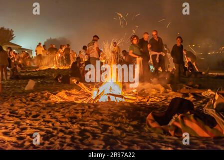 Cangas, Spanien. Juni 24. 2023. Tausende von Menschen feierten in galicien in der Nacht von San Juan mit Lagerfeuern an den Stränden, auf dem Foto der Strand von Rodeira in Cangas do Morrazo. Kredit: Xan Gasalla / Alamy Live News. Stockfoto