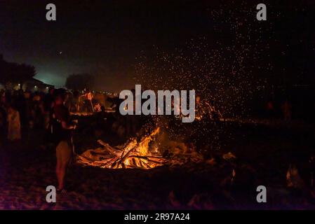 Cangas, Spanien. Juni 24. 2023. Tausende von Menschen feierten in galicien in der Nacht von San Juan mit Lagerfeuern an den Stränden, auf dem Foto der Strand von Rodeira in Cangas do Morrazo. Kredit: Xan Gasalla / Alamy Live News. Stockfoto