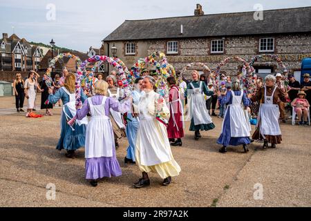 The Knots of May Morris Team der Frauen tritt beim Sussex Day of Dance Event in Lewes, East Sussex, Großbritannien, auf. Stockfoto