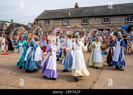 The Knots of May Morris Team der Frauen tritt beim Sussex Day of Dance Event in Lewes, East Sussex, Großbritannien, auf. Stockfoto