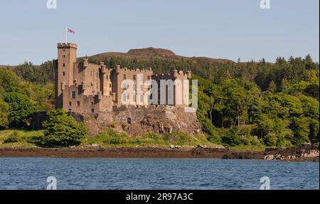 Dunvegan, Isle of Skye, Schottland, Vereinigtes Königreich. Juni 6 2023. Dunvegan Castle und Gärten von Loch Dunvegan auf den schottischen Inseln. Stockfoto