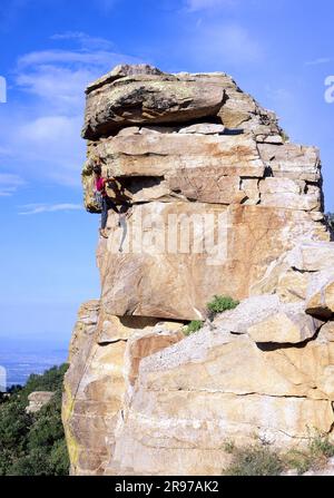 Ein erwachsener männlicher Kletterer steigt in den Santa Catalina Mountains, Arizona, auf ein Granitgesicht Stockfoto