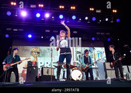 Somerset, Großbritannien. 24. Juni 2023 Die Pretender treten mit Johnny Marr auf der Park Stage beim Glastonbury Festival auf der Worthy Farm in Somerset auf. Foto: Samstag, 24. Juni 2023. Das Foto sollte lauten: Matt Crossick/Empics/Alamy Live News Stockfoto