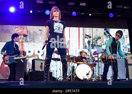 Somerset, Großbritannien. 24. Juni 2023 Die Pretender treten mit Johnny Marr auf der Park Stage beim Glastonbury Festival auf der Worthy Farm in Somerset auf. Foto: Samstag, 24. Juni 2023. Das Foto sollte lauten: Matt Crossick/Empics/Alamy Live News Stockfoto