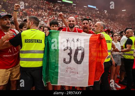 Mailand, Italien. 23. Juni 2023. EA7 Emporio Armani Mailand-Fans feiern während des LBA Lega Basket A Finals 2023 Game 7 zwischen EA7 Emporio Armani Milan und Virtus Segafredo Bologna im Mediolanum Forum. (Finalergebnisse Milano 67-55 Virtus Bologna) (Foto: Fabrizio Carabelli/SOPA Images/Sipa USA) Kredit: SIPA USA/Alamy Live News Stockfoto