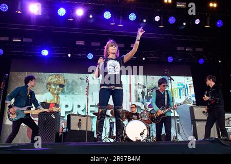 Somerset, Großbritannien. 24. Juni 2023 Die Pretender treten mit Johnny Marr auf der Park Stage beim Glastonbury Festival auf der Worthy Farm in Somerset auf. Foto: Samstag, 24. Juni 2023. Das Foto sollte lauten: Matt Crossick/Empics/Alamy Live News Stockfoto