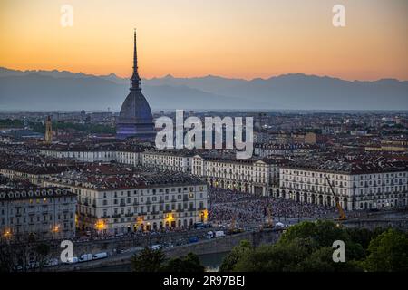 Turin, Italien. 25. Juni 2023 Ein allgemeiner Blick zeigt die Mole Antonelliana und die piazza Vittorio vor einer Pyrotechnik-Show als Teil der Feier für St. John's Day. Die Geburt von Johannes dem Täufer (San Giovanni Battista) wird jährlich am 24. Begangen und ist ein Feiertag in Turin als St. John ist der schutzpatron der Stadt. Kredit: Nicolò Campo/Alamy Live News Stockfoto