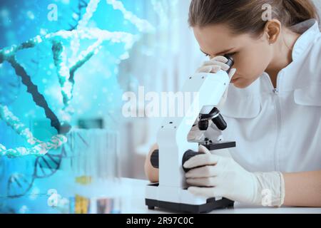 Gentests. Doppelbelichtung von Laborarbeitern mit dem Mikroskop am Tisch und Darstellung der DNA-Struktur Stockfoto