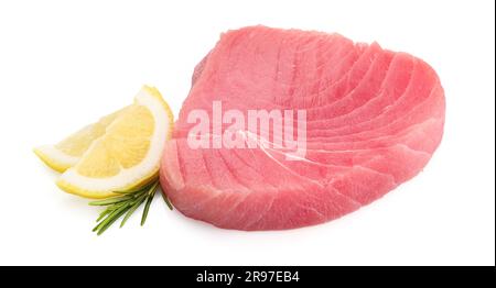 Frisches rohes Thunfischfilet mit Zitronenscheiben und Rosmarin auf weißem Hintergrund Stockfoto