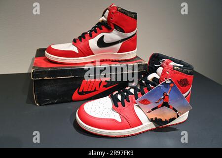 Michael Jordan „Player Sample“ 1985 Air Jordan 1 Sneaker im Rahmen der Auktion „Sports Memorabilla Part II“ bei Sotheby's in New York City. Stockfoto