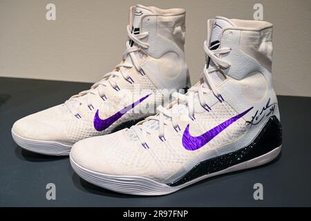 Kobe Bryant 2014 Los Angeles Lakers Game Traved & Signed Sneakers im Rahmen der Auktion „Sports Memorabilla Part II“ bei Sotheby's in New York, CI Stockfoto