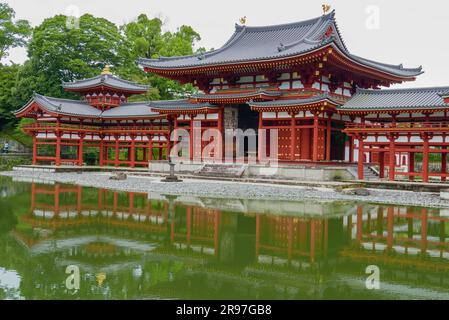 Die Phoenix Hall of Byodoin Temple, ein UNESCO-Weltkulturerbe. Kyoto sollte ein sehr geeigneter Ort für langsame Reisen sein. Japan Stockfoto