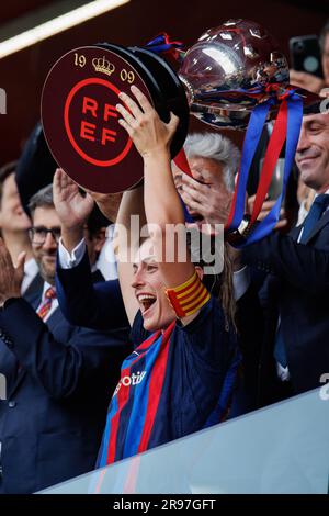 BARCELONA – APR 30: Alexia Putellas feiert mit dem Pokal beim Spiel der Primera Division Femenina zwischen dem FC Barcelona und Sporting de Huelva im Stockfoto