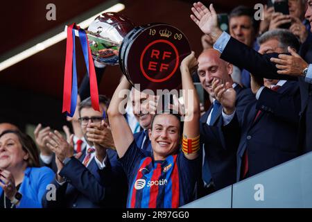 BARCELONA – APR 30: Alexia Putellas feiert mit dem Pokal beim Spiel der Primera Division Femenina zwischen dem FC Barcelona und Sporting de Huelva im Stockfoto