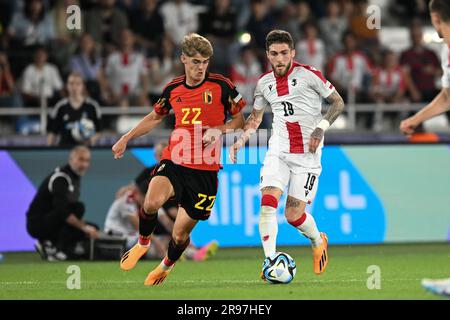 Tiflis, Georgia. 24. Juni 2023. Giorgi Tsitaishvili (R) aus Georgien steht mit Charles De Ketelaere aus Belgien in seiner Gruppe am 24. Juni 2023 In Tiflis (Georgien) Im Kampf Um die UEFA U21 Championship. Kredit: Tamuna Kulumbegashvili/Xinhua/Alamy Live News Stockfoto