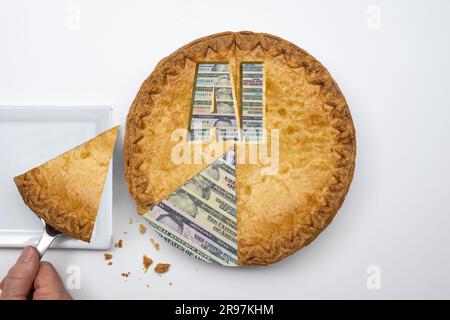 Flach liegendes Foto eines aus Geld gemachten Kuchenstücks, das auf einem weißen quadratischen Teller serviert wird. Die Kruste wird in Form der Buchstaben AI ausgeschnitten Stockfoto