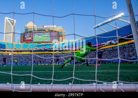 Charlotte, NC, USA. 24. Juni 2023. Der Torwart des CF Montréal Jonathan Sirois (40) rettet den Charlotte FC im Major League Soccer-Spiel im Bank of America Stadium in Charlotte, NC. (Scott KinserCal Sport Media). Kredit: csm/Alamy Live News Stockfoto