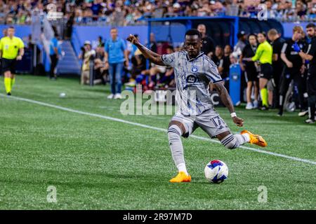 Charlotte, NC, USA. 24. Juni 2023. Der Mittelfeldspieler Jojea Kwizera (17) des CF Montréal versucht, den Ball im Major League-Fußballspiel im Bank of America Stadium in Charlotte, NC, gegen den FC Charlotte zu zentrieren. (Scott KinserCal Sport Media). Kredit: csm/Alamy Live News Stockfoto