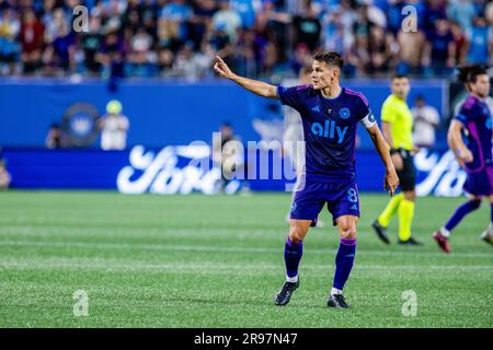 Charlotte, NC, USA. 24. Juni 2023. Charlotte FC Mittelfeldspieler Ashley Westwood (8) leitet die Action gegen den CF Montréal während der zweiten Hälfte des Major League Soccer-Spiels im Bank of America Stadium in Charlotte, NC. (Scott KinserCal Sport Media)(Kreditbild: © Scott Kinser/Cal Sport Media). Kredit: csm/Alamy Live News Stockfoto