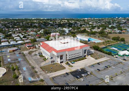 Bridgetown. 31. Mai 2023. Dieses Luftfoto wurde am 31. Mai 2023 aufgenommen und zeigt einen Blick auf das Garfield Sobers Gymnasium in Bridgetown, Barbados. PASSEND zu „Feature: Kleine Projekte machen große Fortschritte. Die Freundschaft zwischen China und Barbados beginnt eine neue Ära. Kredit: Xin Yuewei/Xinhua/Alamy Live News Stockfoto