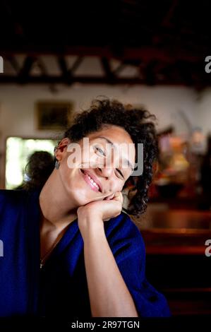Gemischte Rasse, die in die Kamera schaut und lächelt. Stockfoto