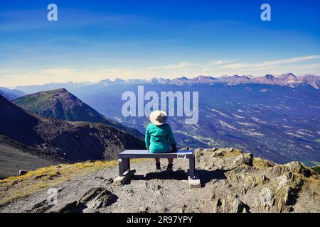 Jasper, Kanada, September 3. 2022 - Ein Tourist spiegelt sich in der atemberaubenden Aussicht auf die Alberta rockies vom Gipfel des Whistler Mountain bei Jasper in den Canada rockies wider Stockfoto