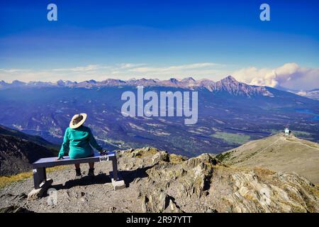 Jasper, Kanada, September 3. 2022 - Ein Tourist spiegelt sich in der atemberaubenden Aussicht auf die Alberta rockies vom Gipfel des Whistler Mountain bei Jasper in den Canada rockies wider Stockfoto