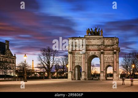 FRANKREICH. PARIS (75) 1ST. BEZIRK. DER ARC DE TRIOMPHE DU CARROUSEL MIT DEM EIFFELTURM IM HINTERGRUND BEI DÄMMERUNG Stockfoto