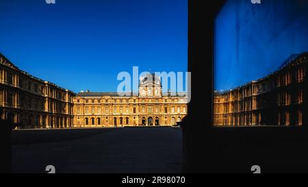 FRANKREICH. PARIS (75) 1ST. BEZIRK. DER PLATZ DES LOUVRE MUSEUMS Stockfoto