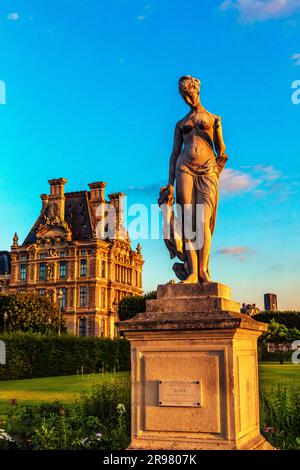 FRANKREICH. PARIS (75) 1ST. BEZIRK. STATUE DER DIANE JÄGERIN (CARRARA-MARMORSKULPTUR) VON LOUIS-AUGUSTE LEVEQUE IM TUILERIENGARTEN Stockfoto