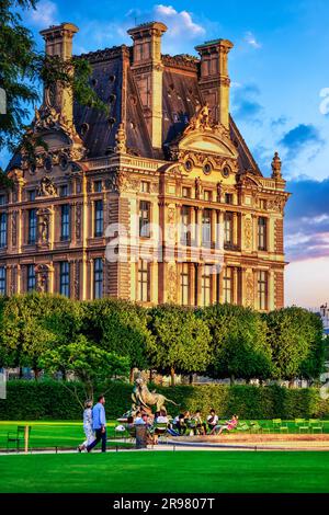 FRANKREICH. PARIS (75) 1ST. BEZIRK. DAS LOUVRE MUSEUM AUS DEM TUILERIENGARTEN BEI SONNENUNTERGANG Stockfoto