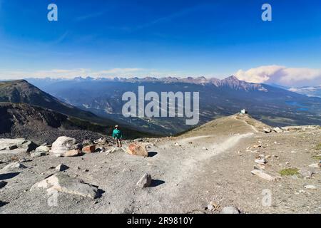 Jasper, Kanada, September 3. 2022 - Ein Tourist spiegelt sich in der atemberaubenden Aussicht auf die Alberta rockies vom Gipfel des Whistler Mountain bei Jasper in den Canada rockies wider Stockfoto