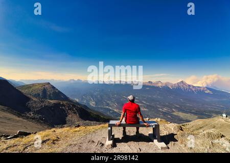Jasper, Kanada, September 3. 2022 - Ein Tourist spiegelt sich in der atemberaubenden Aussicht auf die Alberta rockies vom Gipfel des Whistler Mountain bei Jasper in den Canada rockies wider Stockfoto