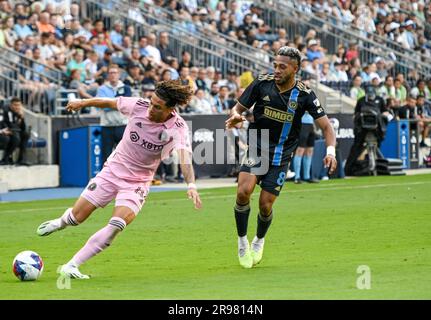 Chester, Pennsylvania, USA. 24. Juni 2023. 24. Juni 2023, Chester PA-Philadelphia Union-Spieler, JOSE MARTINEZ (8) kämpft um den Ball gegen Inter Miami CF-Spieler, DAVID RUIZ (41) während des Spiels im Subaru Park in Chester PA (Kreditbild: © Ricky Fitchett/ZUMA Press Wire) – NUR REDAKTIONELLE VERWENDUNG! Nicht für den kommerziellen GEBRAUCH! Stockfoto