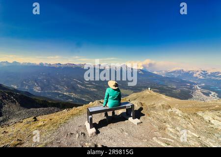 Jasper, Kanada, September 3. 2022 - Ein Tourist spiegelt sich in der atemberaubenden Aussicht auf die Alberta rockies vom Gipfel des Whistler Mountain bei Jasper in den Canada rockies wider Stockfoto