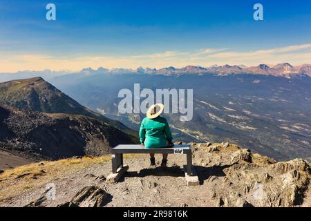 Jasper, Kanada, September 3. 2022 - Ein Tourist spiegelt sich in der atemberaubenden Aussicht auf die Alberta rockies vom Gipfel des Whistler Mountain bei Jasper in den Canada rockies wider Stockfoto